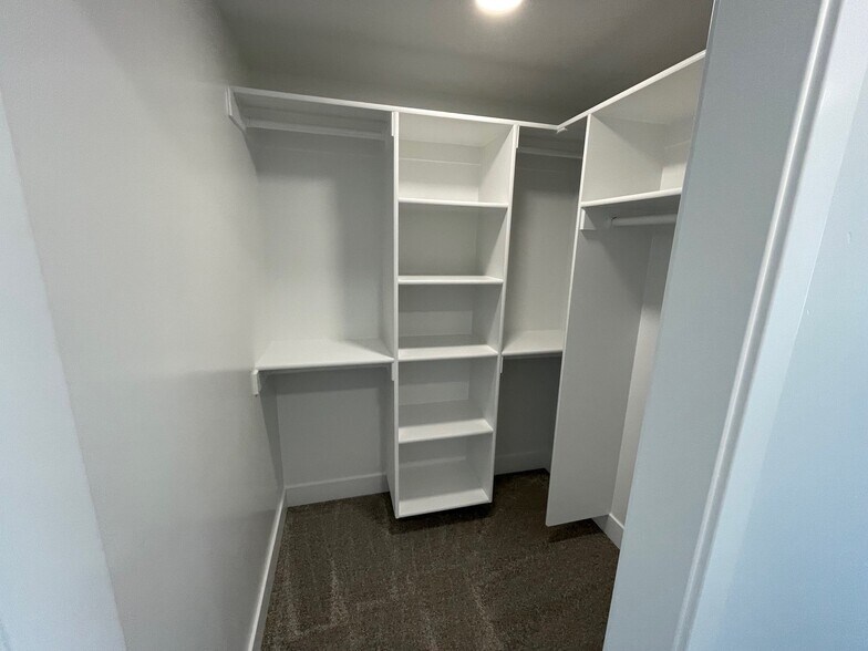 Building Photo - 946 N Olson Dr