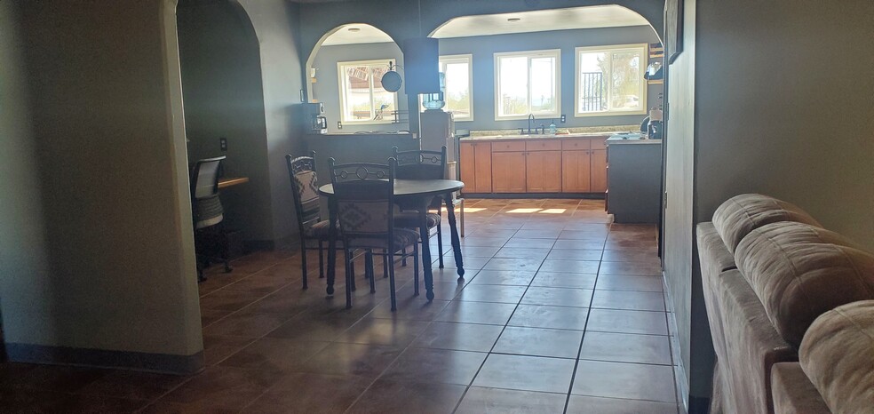 Dining room - 1040 N Lyons Ave