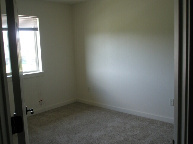 Building Photo - 3 Bedroom, 2.5 Bathroom Townhouse with Fireplace