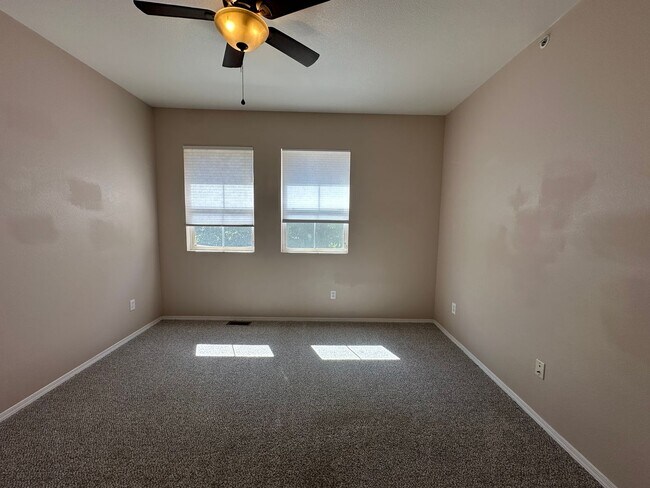 Building Photo - 2 Bed, 2 Bath in Courtyard Estates!