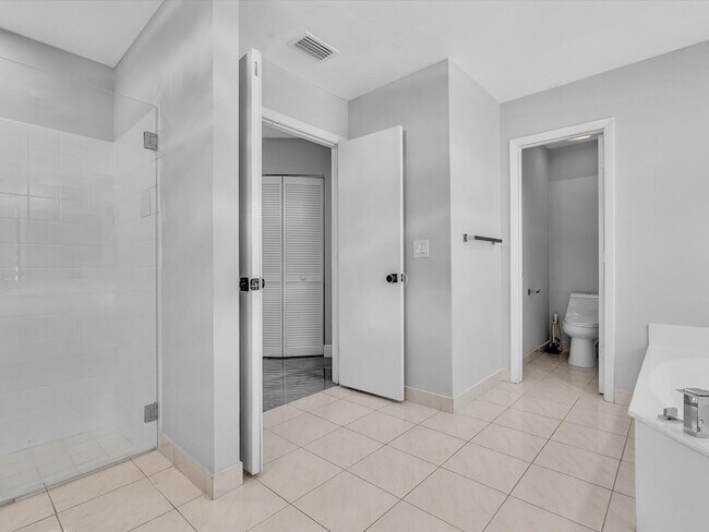Building Photo - 10434 NW 6th Ct