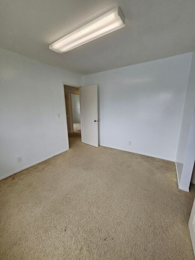 Building Photo - Beautiful 4 Bedroom 2 Bath House