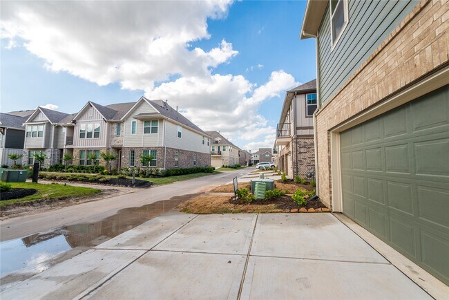 Building Photo - 9503 Towne Lake Pkwy