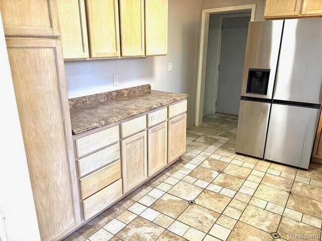 Building Photo - Beautiful Home in Farmington Hills - 3 Bd / 1.5 BA