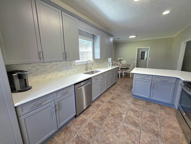 Building Photo - 607 Coleman Way