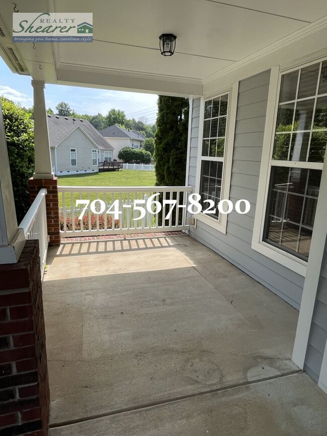 Building Photo - Larger 3 Bed + Bonus room house in desired...