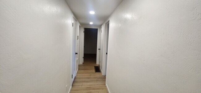 Building Photo - 3 Bedroom 1 Bathroom Charmer in Hollywood ...