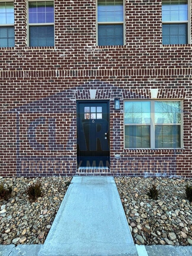 Building Photo - Modern townhome!