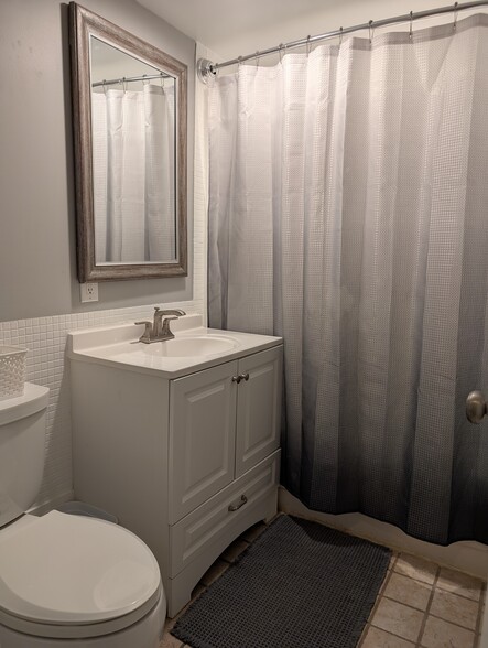 Full Bathroom with Tub - 300 M St SW