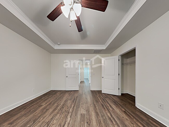 Building Photo - 610 W Lionel Rd