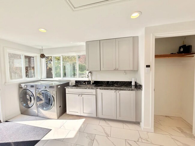 Building Photo - This spacious four-bedroom, two-bathroom