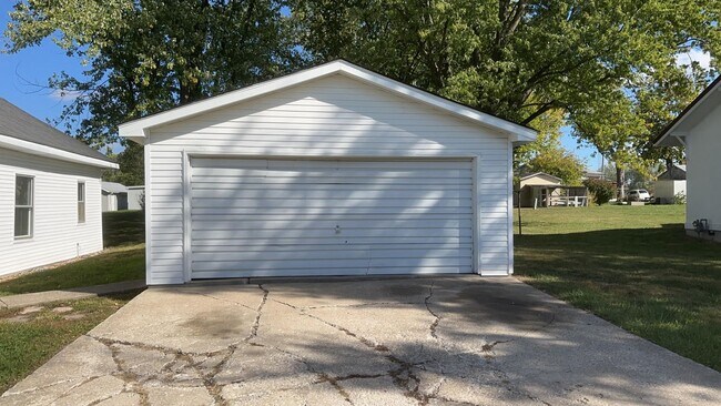 Building Photo - 3 Bedroom For Rent Bowling Green MO