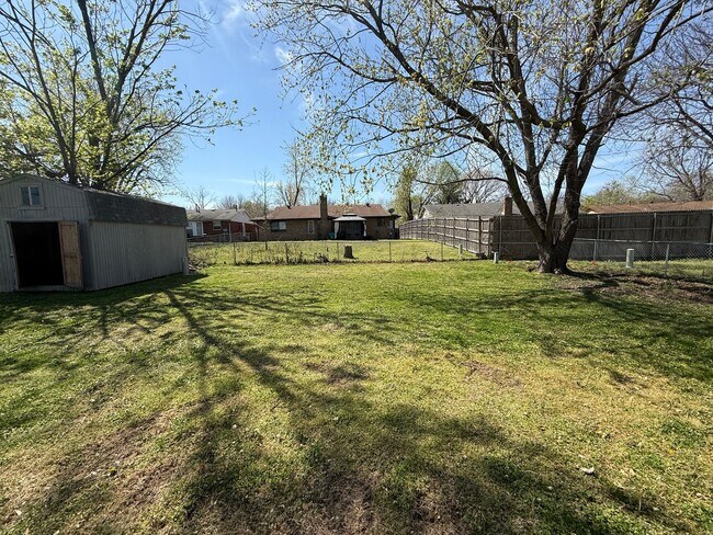 Building Photo - Three Bed 1 Bath Home in Broken Arrow with Shed