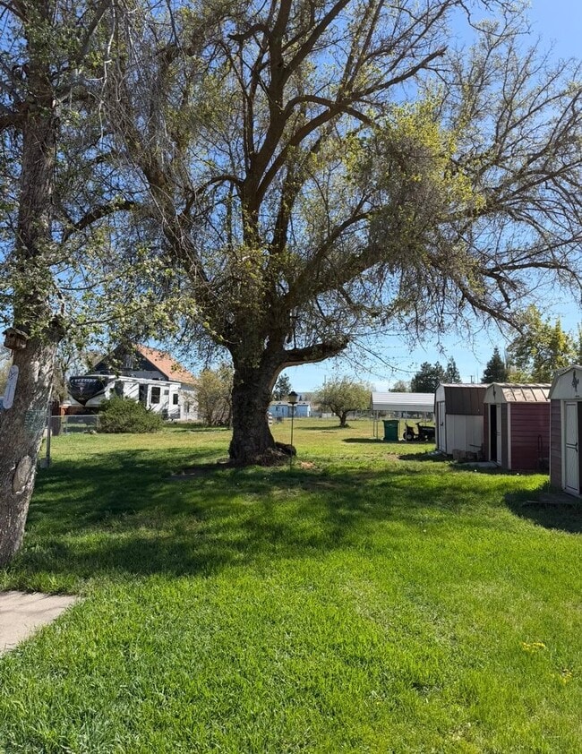 Building Photo - Clean, Updated Home with Large Yard in Klamath Falls