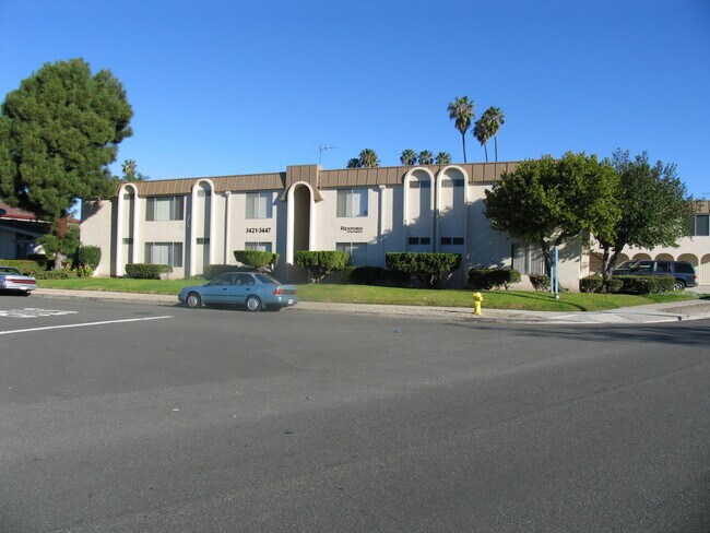 Building Photo - Mid Town Ventura 2 Bedroom 2 Bath Upstairs Corner Unit Apartment