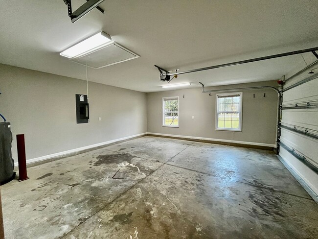 Building Photo - Available November 2024, 3 Bedroom 2 Bathr...