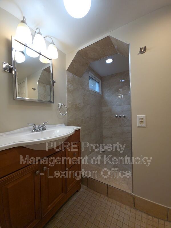 Building Photo - 1123 Gainesway Dr