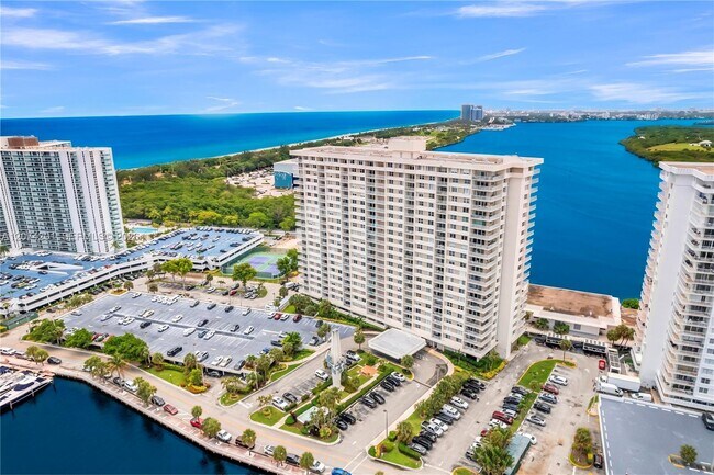 Building Photo - 300 Bayview Dr