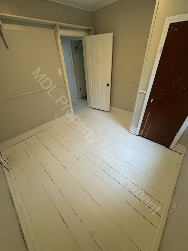 Building Photo - Large 4 bedroom 1 bath house