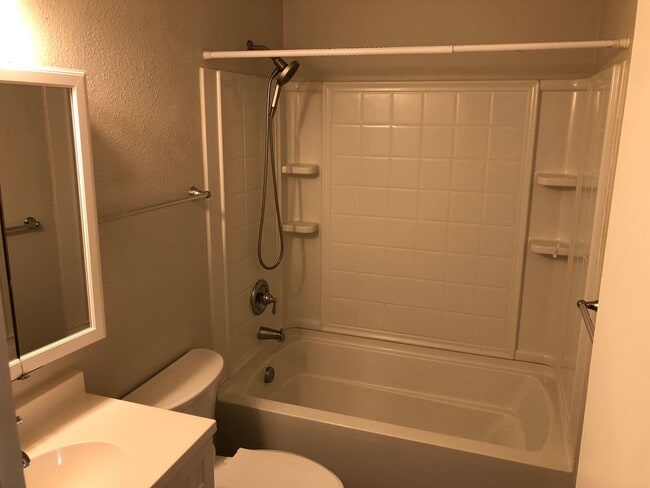 Building Photo - Updated 3 bedroom 1.5 bathroom house in Springfield!