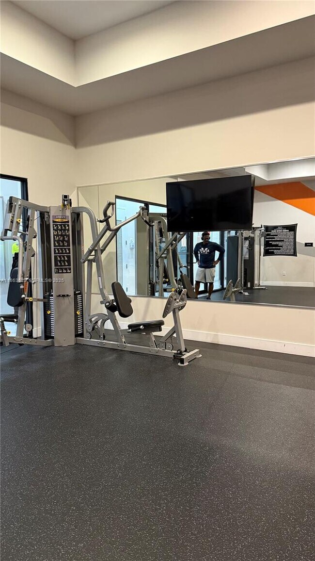 Building Photo - 947 NE 211th St