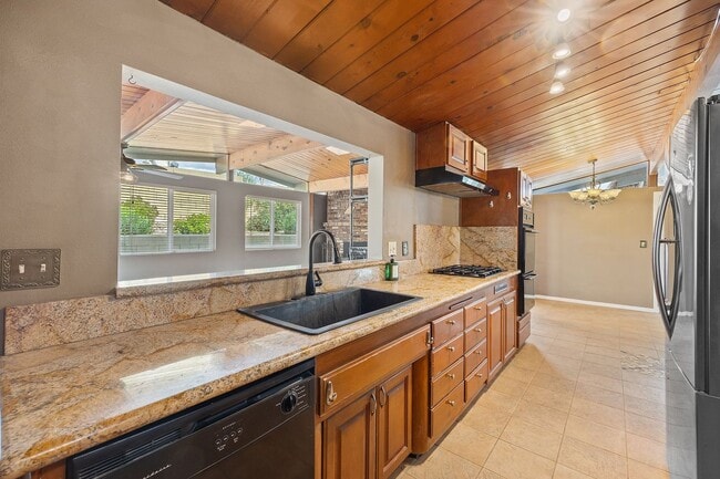 Building Photo - Adorable 3 Bedroom 2 Bathroom Single Story Family Home