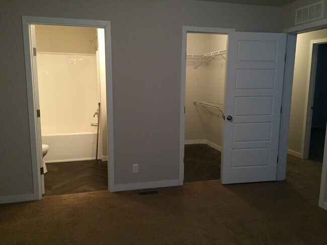 Building Photo - 558 Bowline Blvd