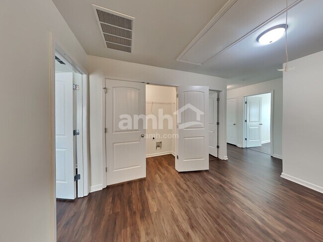 Building Photo - 216 Leland Ln