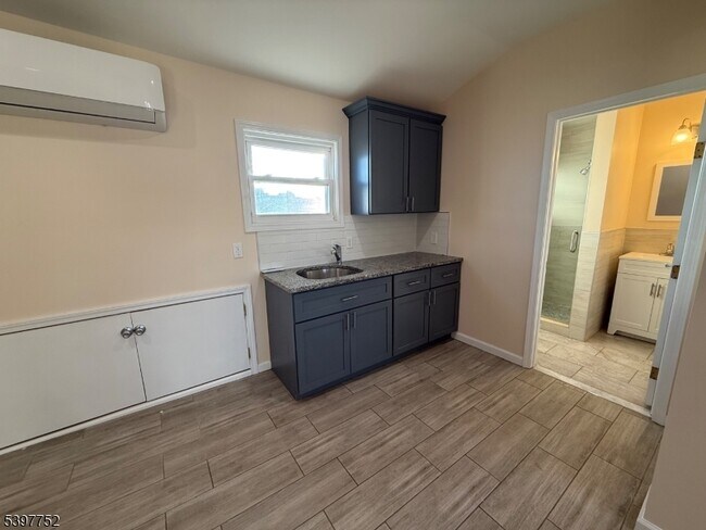 Building Photo - 208 Walnut St