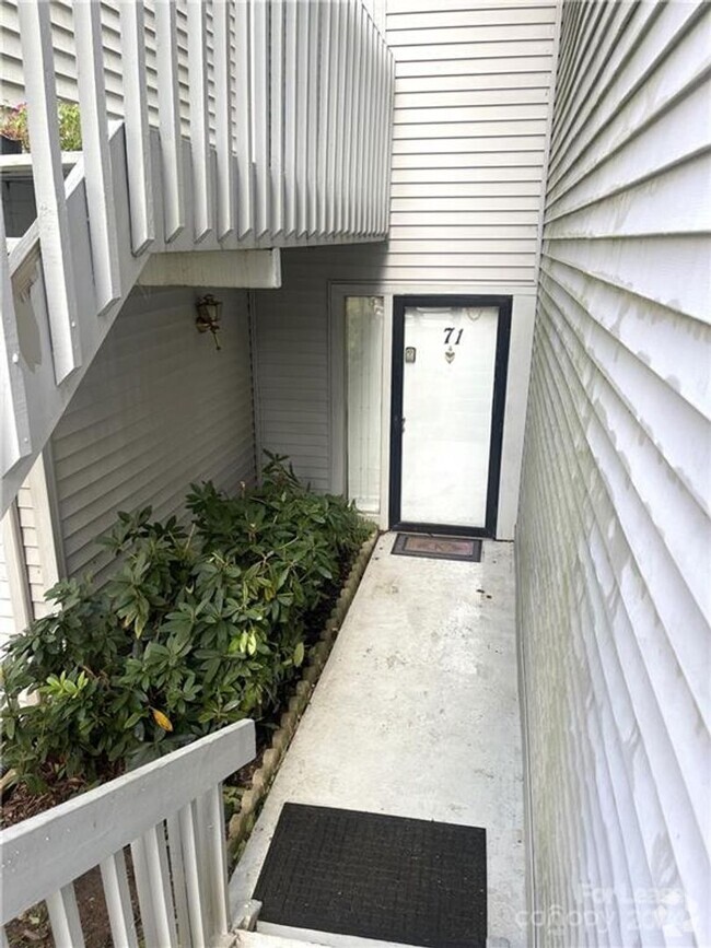 Building Photo - Fully Furnished 1-Bed, 1-Bath Condo by Lak...