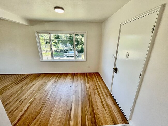 Building Photo - Modern and Bright 3Bd/1B Home | Washer & D...