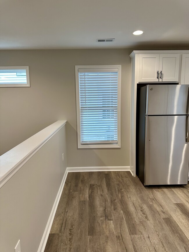 Expansive eat-in kitchen w/recessed dimmable lighting - 2229 Kenwood Blvd SE