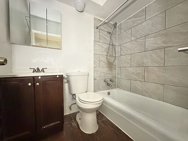 Building Photo - 1515 W Morse Ave