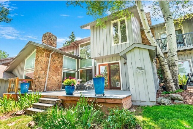 Building Photo - Exquisite Townhome in Hiwan on Golf Course!