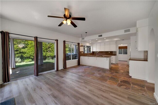 Building Photo - BEAUTIFUL LONE OAK HOME IN CALABASAS!