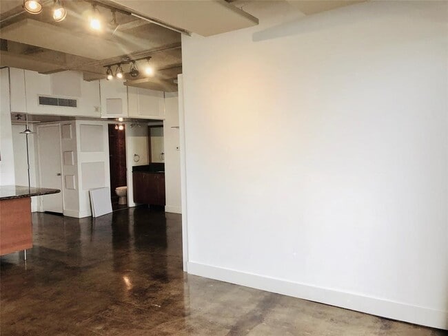 Building Photo - 2016 Main St