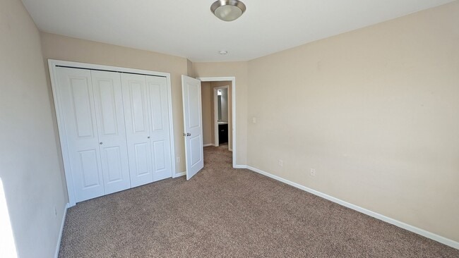 Building Photo - 4 bedroom 2.5 bathroom home