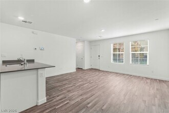 Building Photo - 913 Rosy Starling St