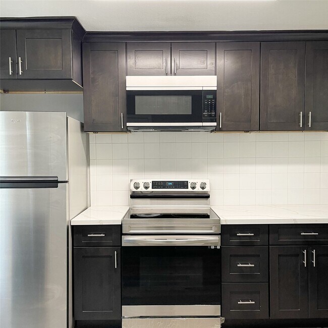 Building Photo - 8718 Victorian Village Dr