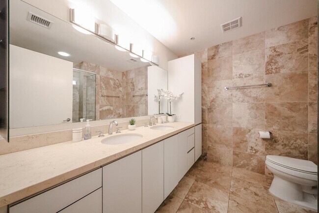 Building Photo - 7121 E Rancho Vista Dr