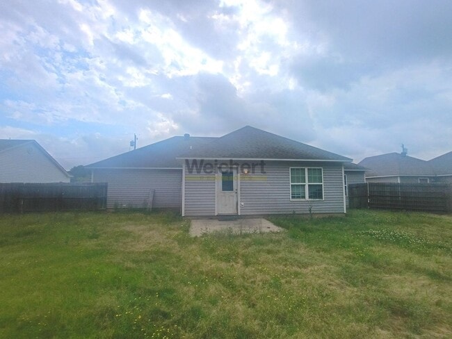 Building Photo - 3bed/2bath house with garage