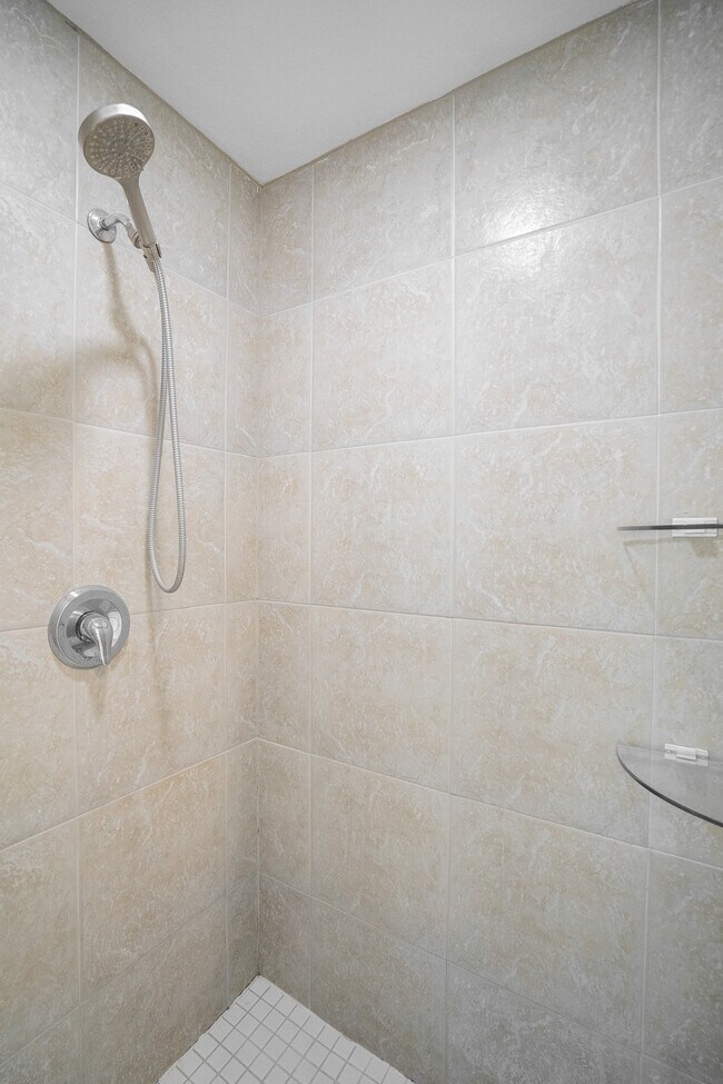 Building Photo - 2173 W Vina Del Mar Blvd