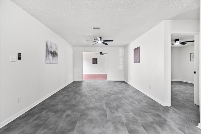 Building Photo - 10027 Valley Sun Dr