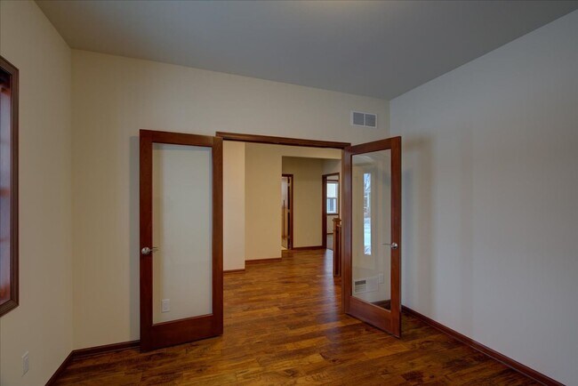 Building Photo - 525 Dragon Willow Ln