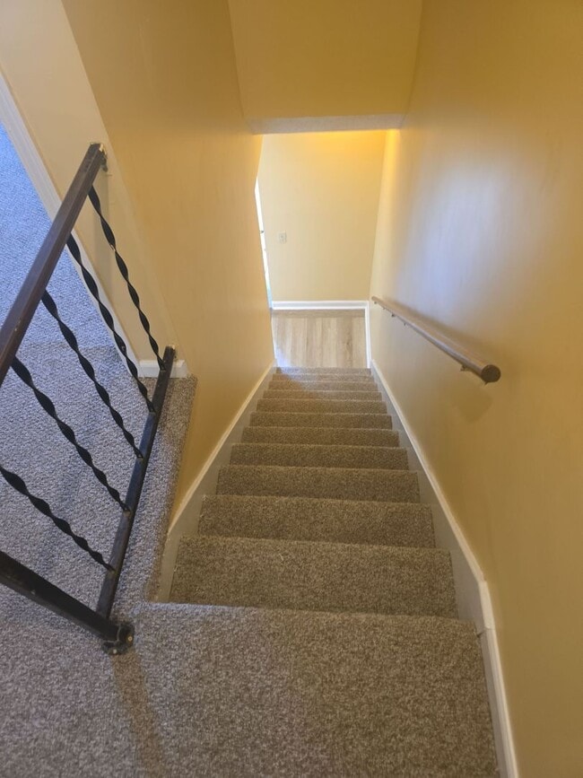 Building Photo - 2 Bed 1.5 bath townhouse