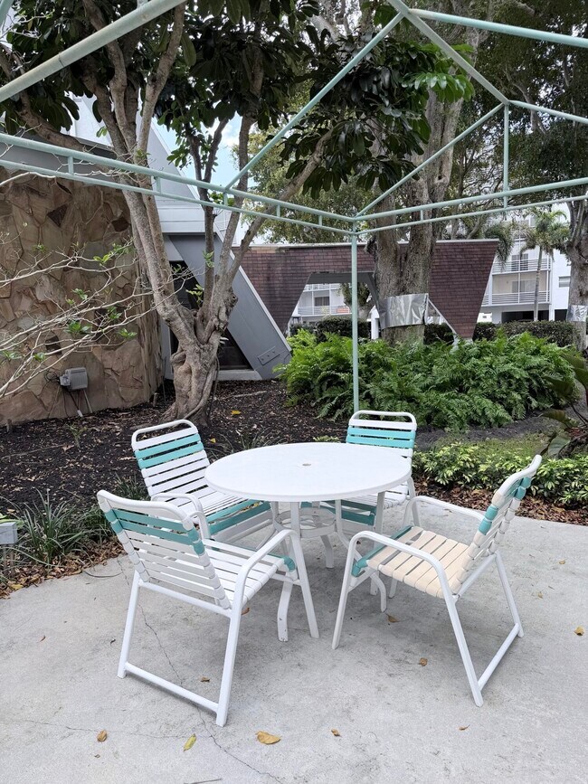 Building Photo - 1000 NE 14th Ave