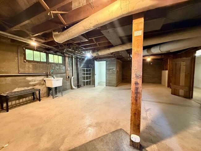 Building Photo - 806 Spring Ave