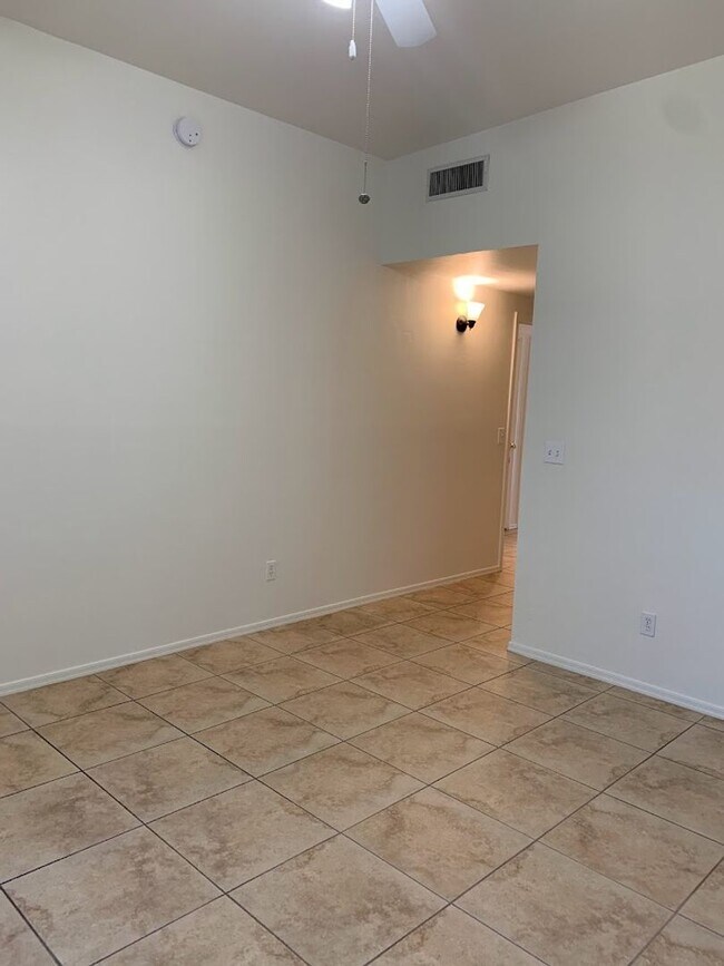 Building Photo - 9110 E Esperanza Dr