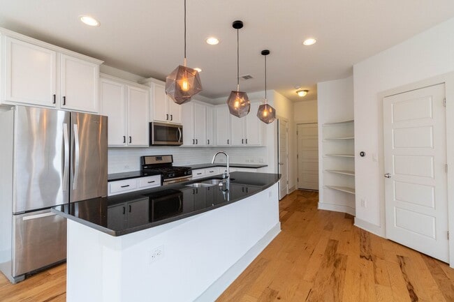 Building Photo - Amazing and peaceful 3/2.5 home in Austin!