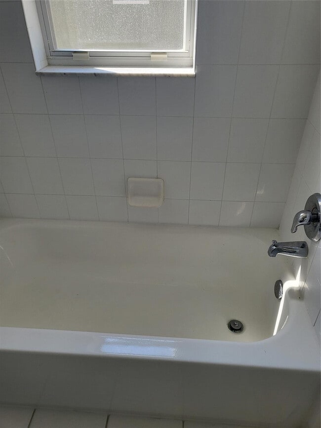 Building Photo - 2040 SE Avon Park Dr